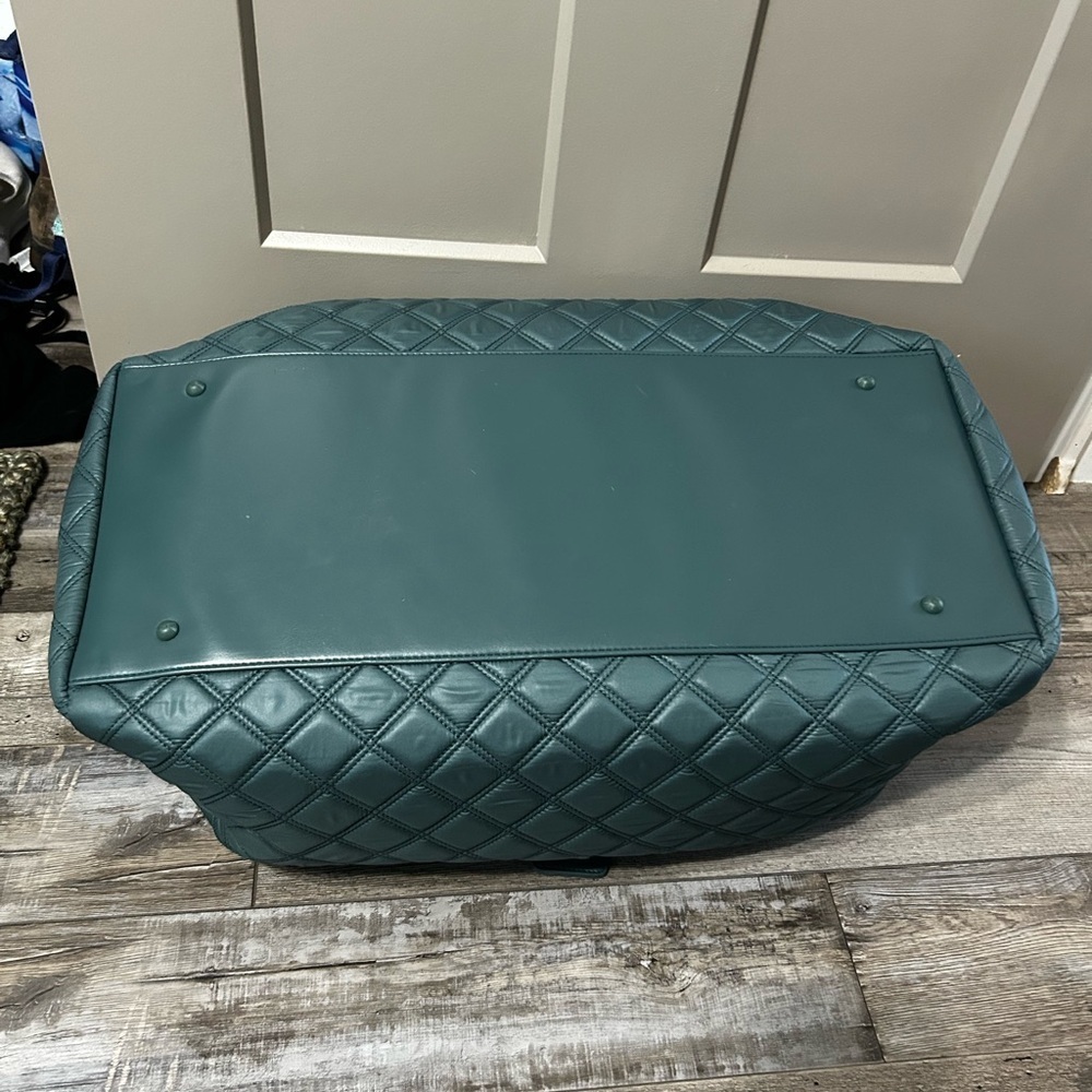 Joan & David 22-inch diamond quilted parachute nylon duffel bag Spruce Green - Picture 5 of 11